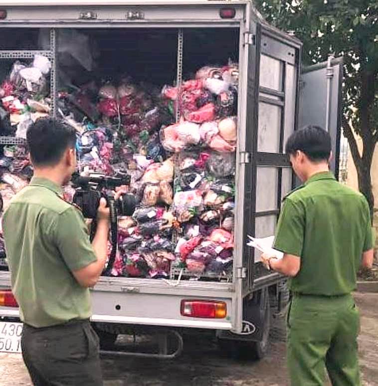 Đà Nẵng: Trong một ngày bắt giữ 2 vụ vận chuyển quần áo, mỹ phẩm nhập lậu