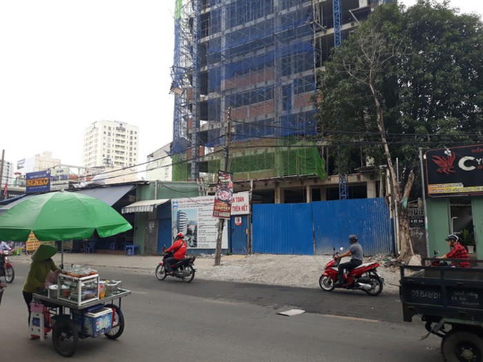 TP.HCM: Đứt cáp cần cẩu công trình xây dựng cao 12 tầng, một người bị thương