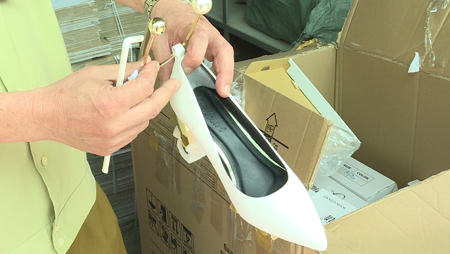 Bình Dương: Phát hiện cơ sở chứa hàng trăm đôi giày hàng hiệu không rõ nguồn gốc - Hình 1