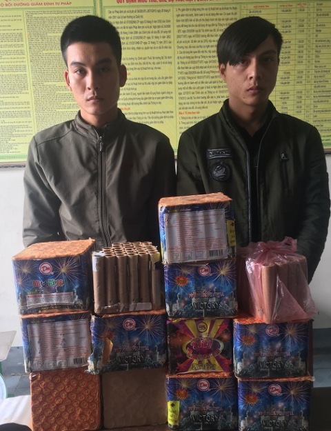 Hà Tĩnh: Bắt giữ 2 nam thanh niên buôn bán trái phép 17,5 kg pháo nổ - Hình 1