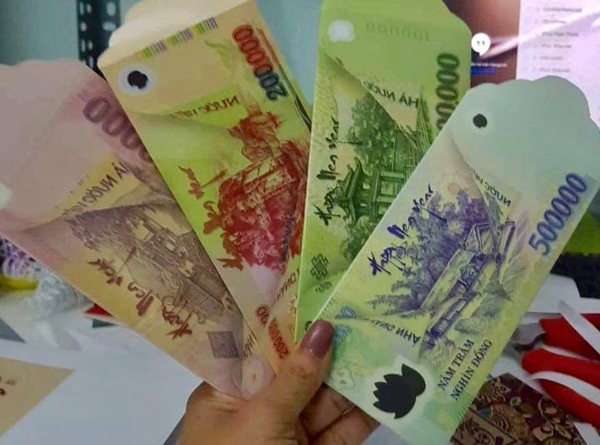 Thị trường Tết sôi động hơn với sự xuất hiện của bao lì xì in hình các tờ tiền Việt - Hình 1