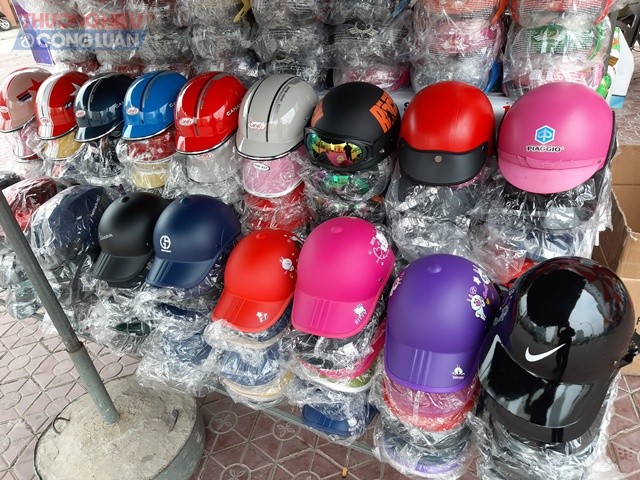 TP. Vinh, Nghệ An: Mũ bảo hiểm “rởm” bày bán tràn lan - Hình 3