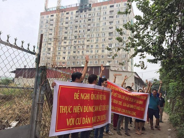 Bắt đầu tháo dỡ các hạng mục xây sai phép tại Tân Bình Apartment - Hình 1
