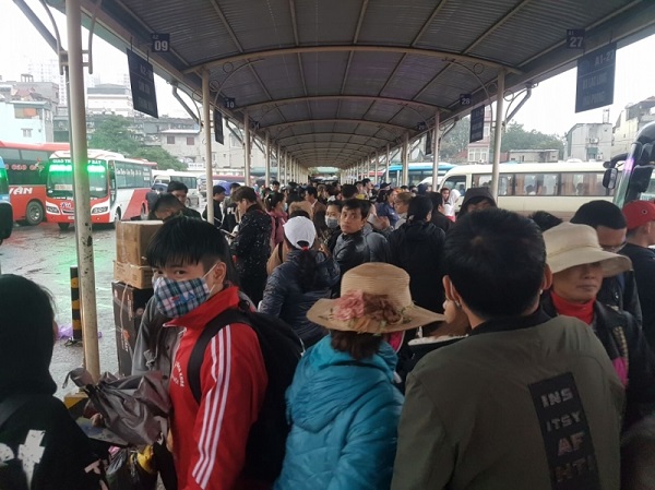 Người dân rời Thủ đô về quê nghỉ Tết Dương lịch trong mưa rét - Hình 3