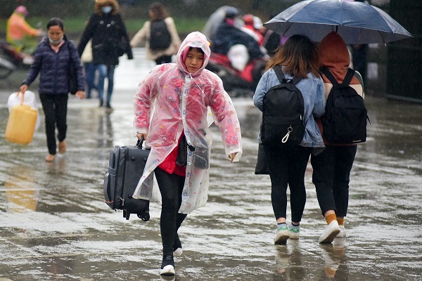 Người dân rời Thủ đô về quê nghỉ Tết Dương lịch trong mưa rét - Hình 1