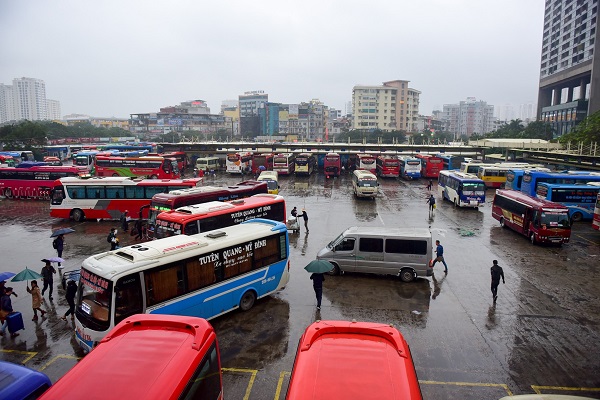 Người dân rời Thủ đô về quê nghỉ Tết Dương lịch trong mưa rét - Hình 5