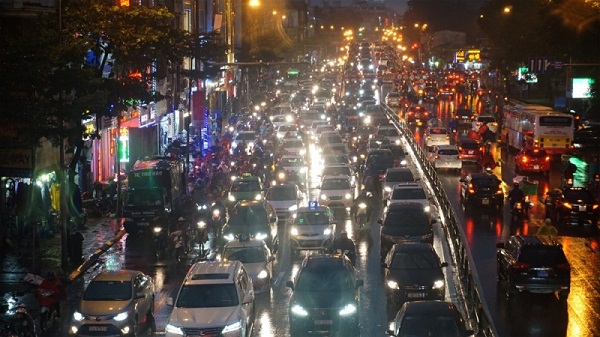 Người dân rời Thủ đô về quê nghỉ Tết Dương lịch trong mưa rét - Hình 7