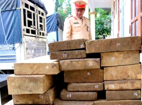 Nghệ An: Bắt xe bán tải dùng biển xanh giả, chở 32 tấm gỗ lậu