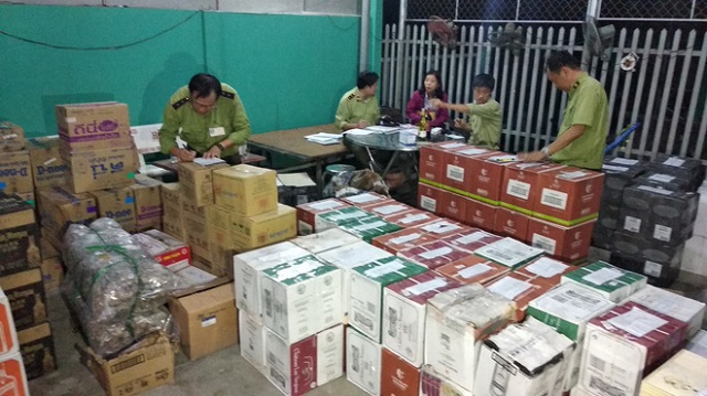 Vĩnh Long: Bắt giữ xe tải chở hơn 3.000 chai rượu ngoại không rõ nguồn gốc