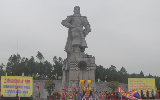 Huế: Dâng hương kỷ niệm 230 năm Nguyễn Huệ lên ngôi Hoàng đế - Hình 1