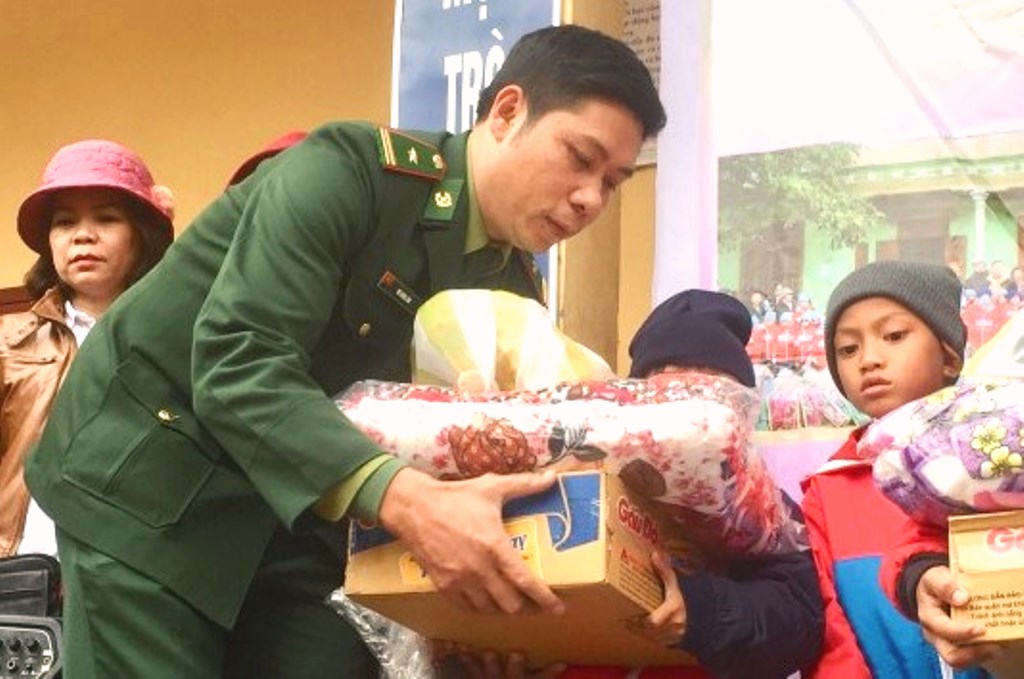 Quảng Trị: Áo ấm về với học sinh vùng cao biên giới huyện Đakrông - Hình 2