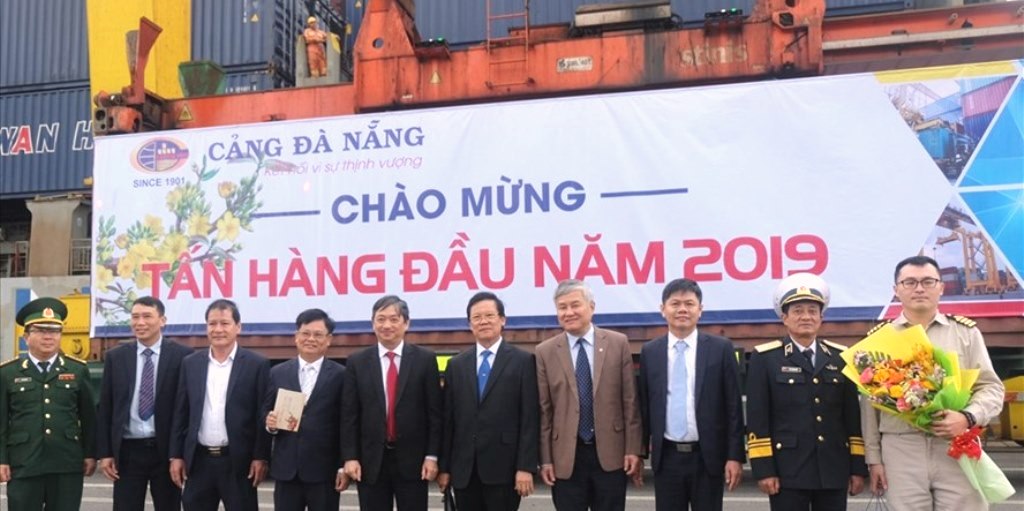 Đà Nẵng: Tấn hàng đầu tiên năm 2019 cập cảng Tiên Sa