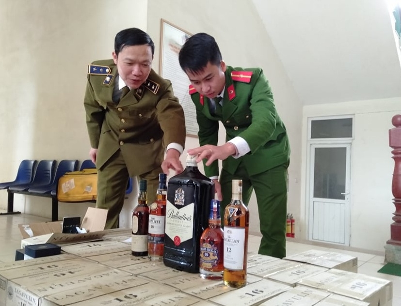 Thanh Hóa: Bắt giữ gần 900 chai rượu ngoại không rõ nguồn gốc