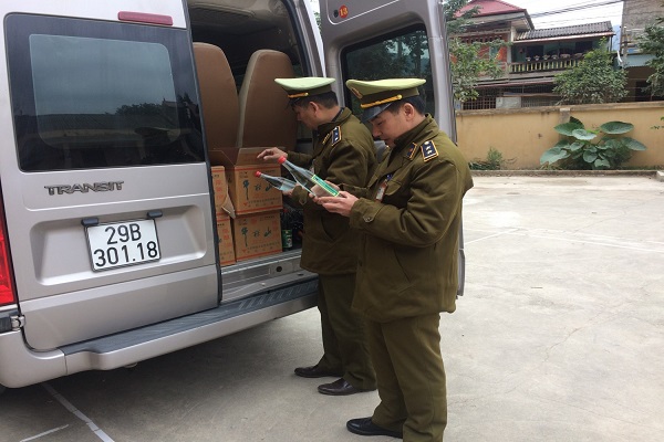 QLTT Lạng Sơn: Thu giữ 552 chai rượu CHINESE WHITE WINE 42 VOLl và lô hàng quần áo may sẵn nhập lậu - Hình 1