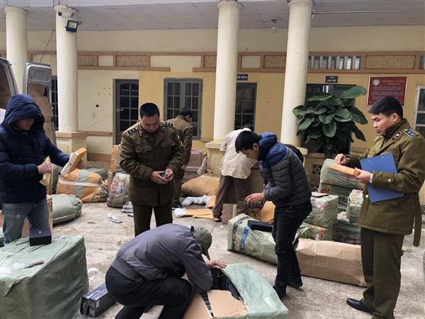 LLQLTT Lạng Sơn: Tạm giữ lô hàng có dấu hiệu giả mạo các nhãn hiệu