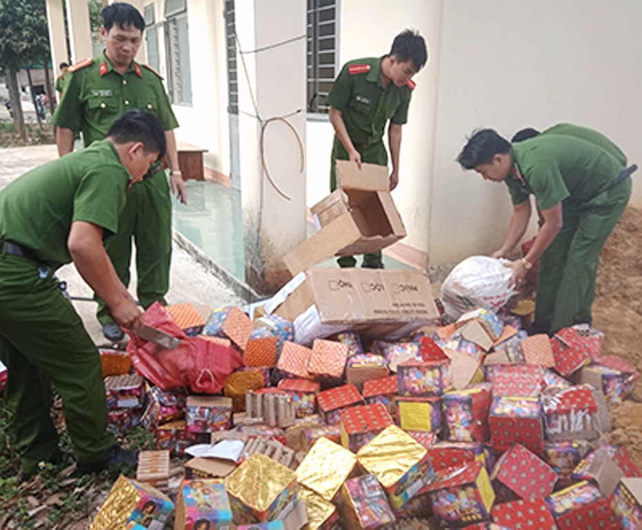H. Ngọc Hồi-Kon Tum: Tiêu hủy gần 500 kg pháo các loại