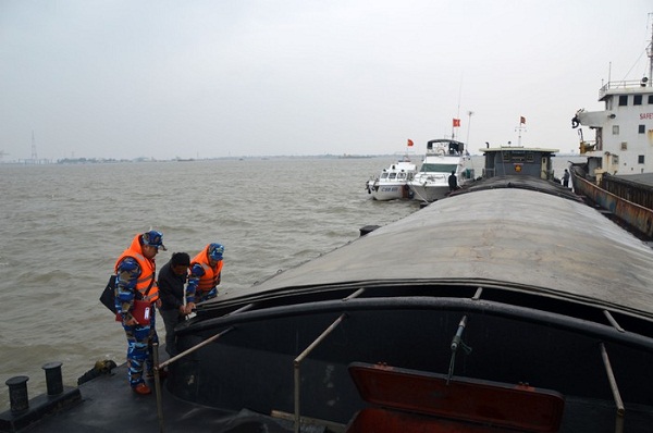Quảng Ninh: Phát hiện 2 tàu chở hơn 4.000 tấn than không có giấy tờ hợp lệ - Hình 1