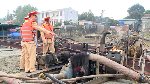 Thanh Hóa: Bắt giữ 11 tàu “cát tặc” oanh tạc trên sông Mã
