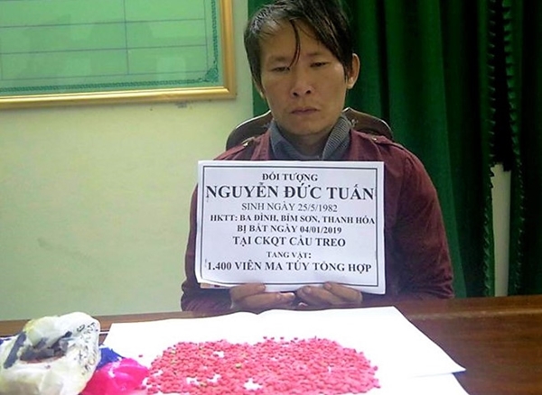 Hà Tĩnh: Phát hiện phụ xe container giấu 1.400 viên ma túy trong áo khoác