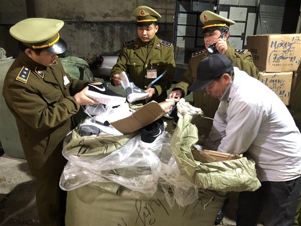 Lực lượng QLTT Lạng Sơn: Liên tiếp bắt số lượng lớn hàng may mặc, mỹ phẩm giả mạo nhãn hiệu - Hình 1