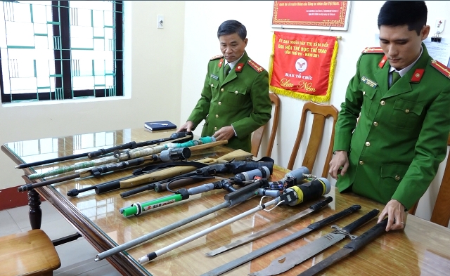 Công an Quảng Bình: Thu giữ 25 khẩu súng các loại, 181kg pháo nổ trái phép - Hình 1