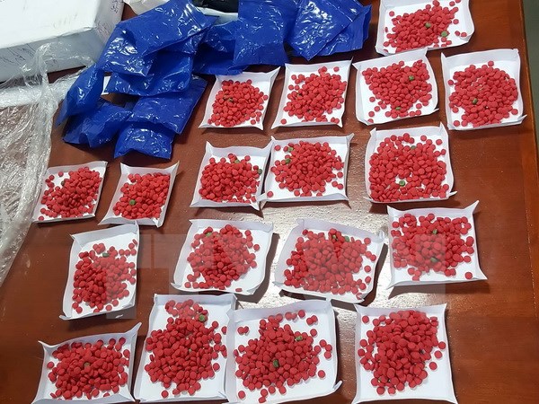 Bắc Giang: Bắt giữ 3 đối tượng vận chuyển hơn 1 kg ma túy đá, gần 3.000 viên ma túy tổng hợp - Hình 1