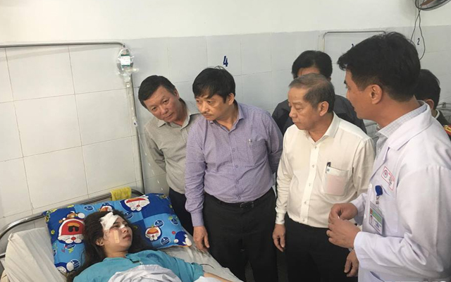 Vụ xe khách rơi tại đèo Hải Vân: Lãnh đạo 2 địa phương đã đến thăm hỏi các nạn nhân tại bệnh viện - Hình 1