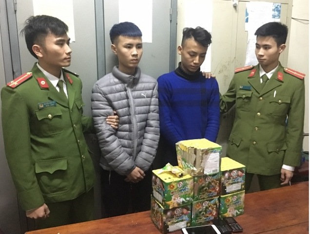 Hà Tĩnh: Mua 8,8 kg pháo thuê taxi đi bán kiếm lời