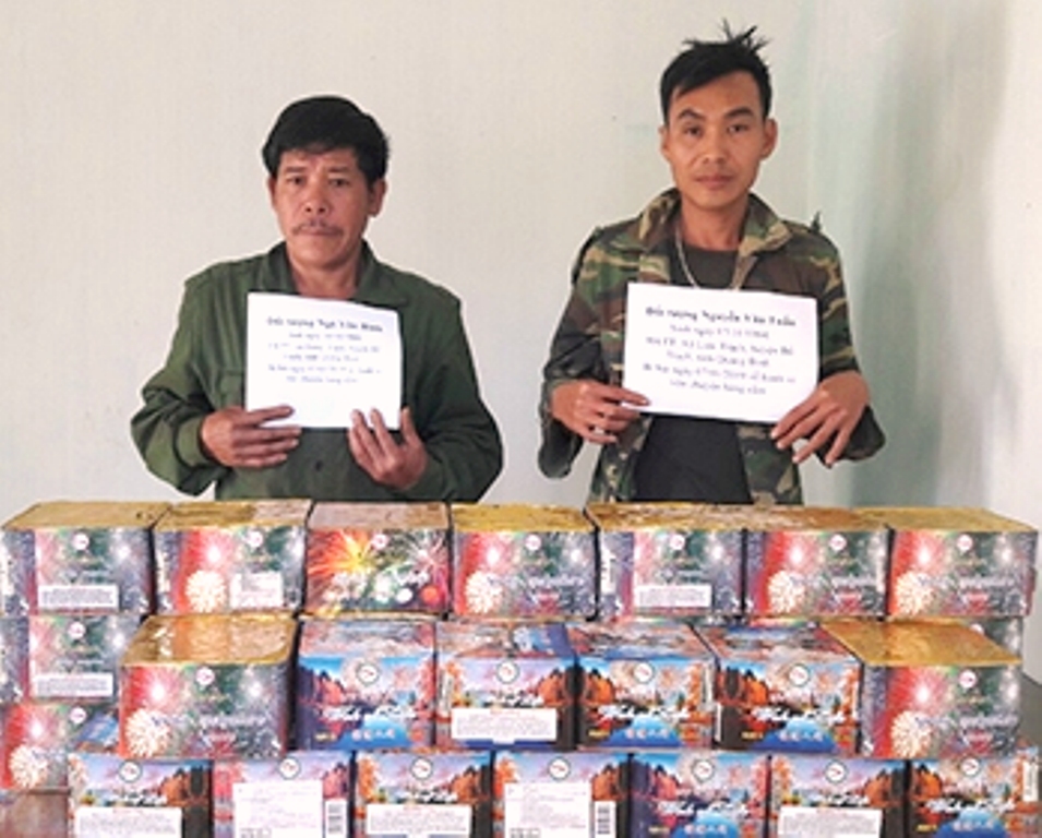 Kon Tum: Bắt giữ vận chuyển hơn 240 kg pháo lậu