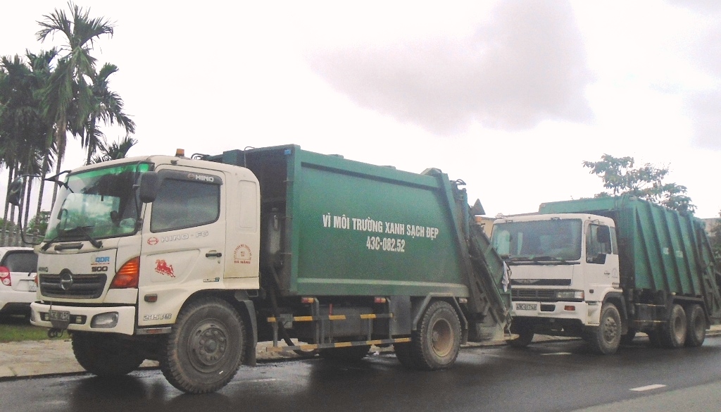 Đà Nẵng: Dân chặn xe vào bãi rác Khánh Sơn, 1.000 tấn rác tồn đọng trên đường phố - Hình 1