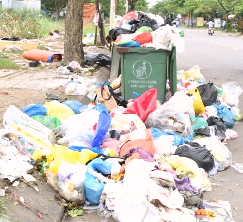 Đà Nẵng: Dân chặn xe vào bãi rác Khánh Sơn, 1.000 tấn rác tồn đọng trên đường phố - Hình 2