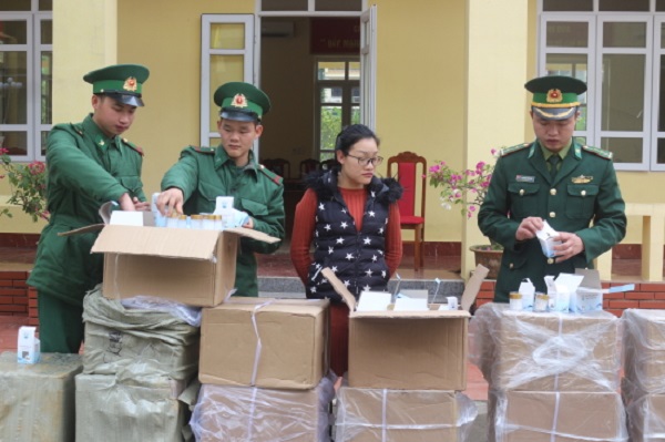 Quảng Ninh: Bắt giữ đối tượng cùng hơn 2.000 lọ kem dưỡng da nhập lậu - Hình 1