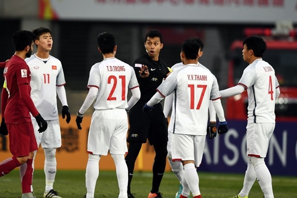Trọng tài ‘khắc tinh’ của Việt Nam tại U23 châu Á cầm còi trận gặp Iran - Hình 1