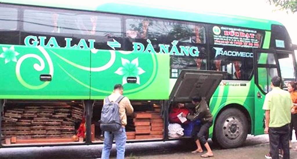 Quảng Nam: Bắt 2 xe khách nhà xe Đức Đạt chở 10 m3 gỗ lậu - Hình 1