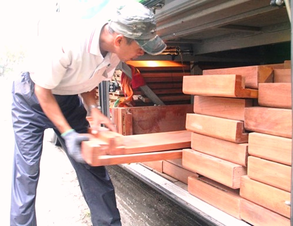 Quảng Nam: Bắt 2 xe khách nhà xe Đức Đạt chở 10 m3 gỗ lậu - Hình 2