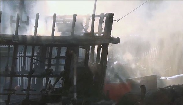 Kiên Giang: Tàu cá bất ngờ phát hỏa, 3 nhà dân bị thiêu rụi - Hình 1