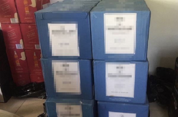 Đà Nẵng: Phát hiện xe tải chở hàng trăm chai rượu ngoại nhập lậu - Hình 1