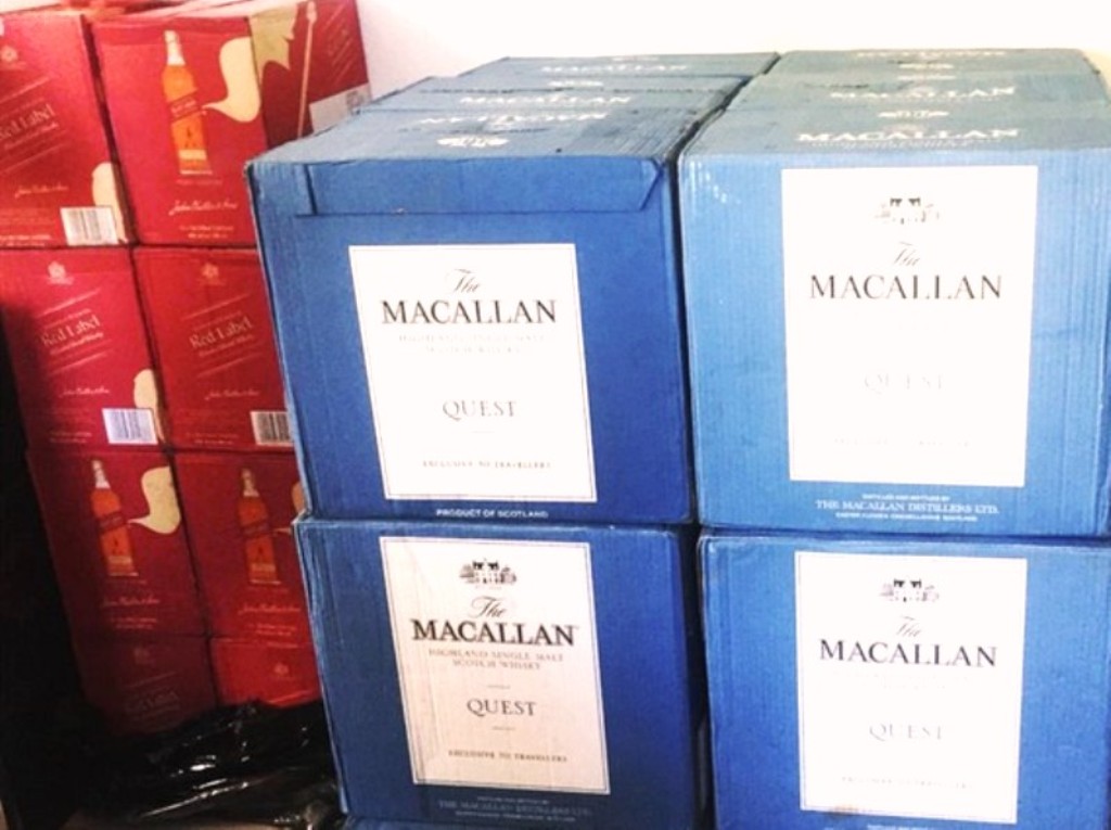 Đà Nẵng: Bắt xe chở 600 chai rượu lậu của các nhãn hàng nổi tiếng