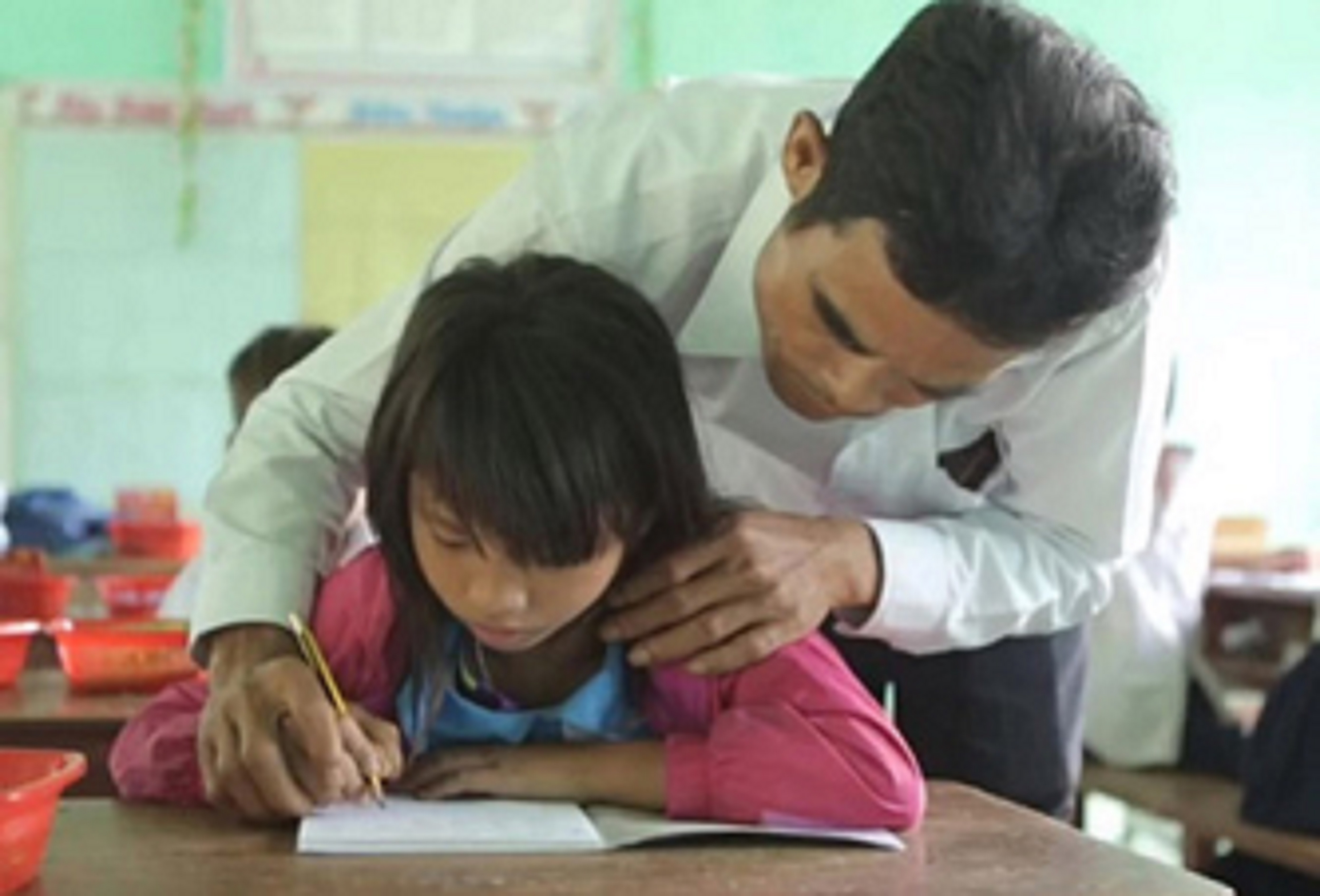 Hàng trăm giáo viên nhận đỡ đầu, tiếp sức học sinh nghèo đến trường tại Quảng Ngãi - Hình 1