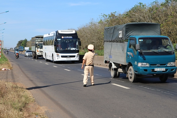 Bộ Công an: Tổng kiểm soát xe tải, xe khách đảm bảo ATGT Tết Kỷ Hợi - Hình 1