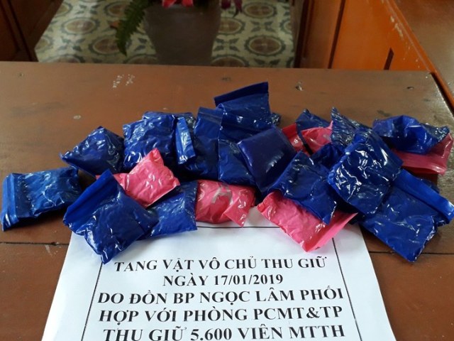 Nghệ An: Vứt bỏ 5.600 viên ma túy "chạy lấy người"