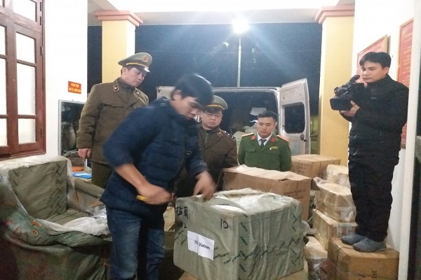 Lạng Sơn: Tiêu hủy 225 kg thực phẩm nhập lậu - Hình 1