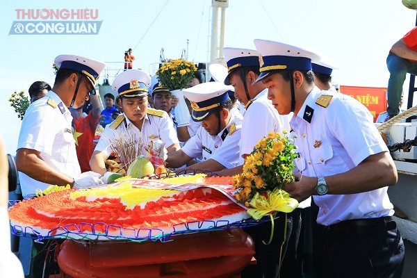 Xúc động Lễ tưởng niệm các liệt sĩ hy sinh trên thềm lục địa phía Nam - Hình 2