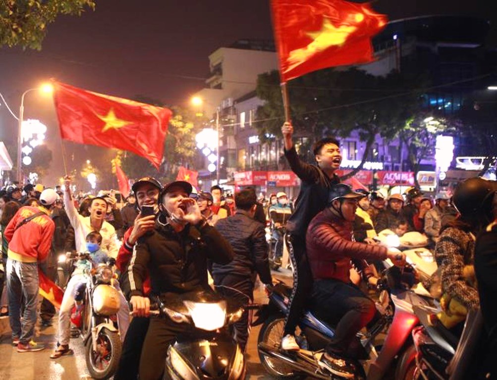 Hàng ngàn người dân TP biển Đà Nẵng xuống đường mừng chiến thắng của Đội tuyển Việt Nam - Hình 2