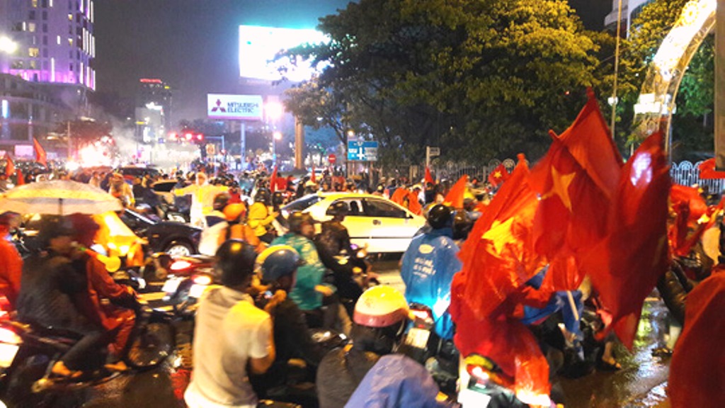 Hàng ngàn người dân TP biển Đà Nẵng xuống đường mừng chiến thắng của Đội tuyển Việt Nam - Hình 4
