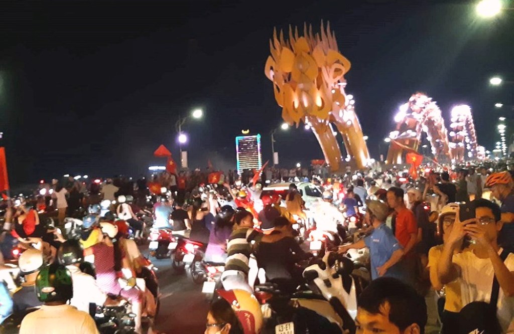 Hàng ngàn người dân TP biển Đà Nẵng xuống đường mừng chiến thắng của Đội tuyển Việt Nam - Hình 5
