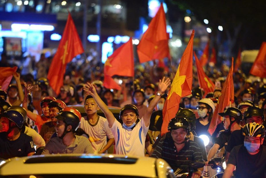 Hàng ngàn người dân TP biển Đà Nẵng xuống đường mừng chiến thắng của Đội tuyển Việt Nam - Hình 6