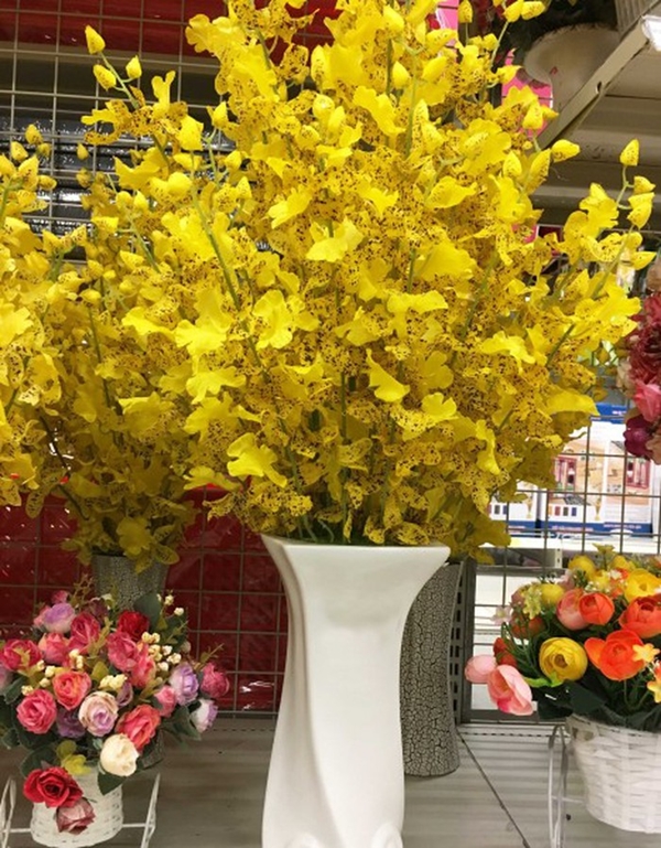 Thị trường hoa giả nhộn nhịp đón Tết Nguyên đán 2019