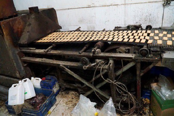 Phát hiện cơ sở sản xuất bánh kẹo bẩn ở Hà Nội - Hình 1