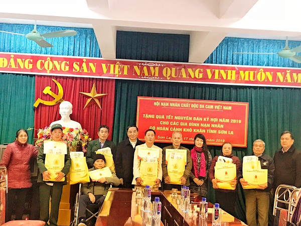 Tặng quà Tết cho nạn nhân chất độc da cam tại tỉnh Hoà Bình và Sơn La - Hình 1